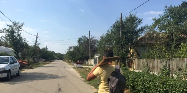 Copiii au fost obligaţi să poarte o mătură pe spate de la şcoală până acasă şi înapoi 