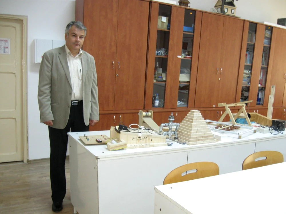 Profesorul Dan Voiculescu şi câteva dintre creaţiile elevilor săi Foto: Valentin Trufaşu