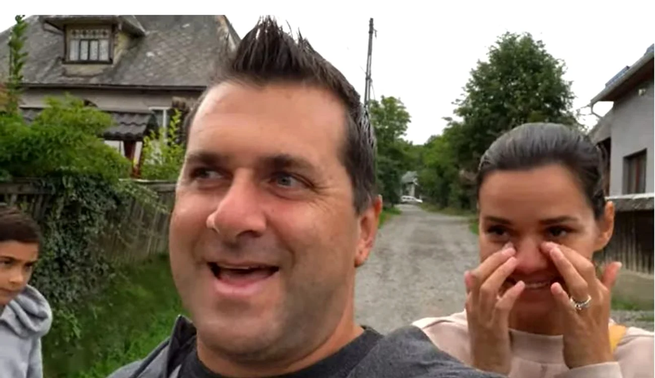 Lenka a izbucnit în lacrimi în timpul vizitei sale în Maramureș. FOTO Captură video