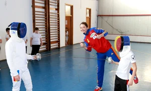 Un elev a probat masca de scrimă sub privirile campioanei jpeg