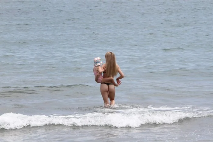 Misty s-a distrat la malul mării alături de fiica sa, AryaSursă foto: Blitz!/Click!