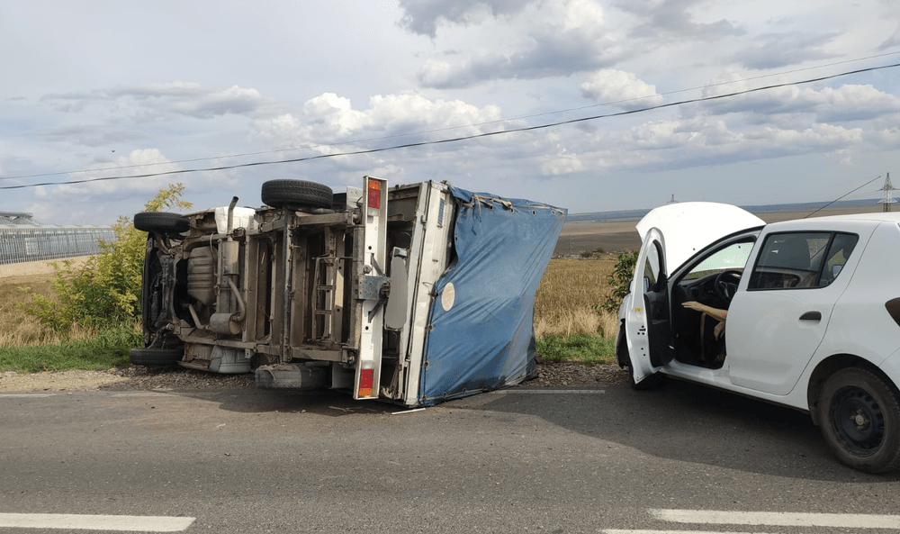 Accident provocat de explozia unui cauciuc. Autoutilitara a lovit o mașină și s-a răsturnat