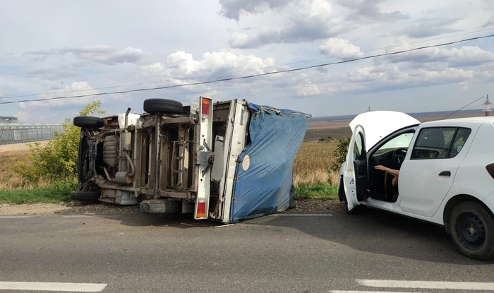 Autoutilitară răsturnată în județul Galați FOTO: Poliția Galați 