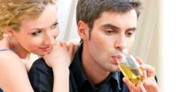 În cazul femeilor, cantităţile de alcool recomandate se reduc la jumătate faţă de bărbaţi