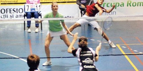 Badmintonul de performanţă se practică în săli special amenajate