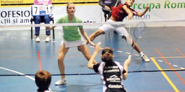Badmintonul de performanţă se practică în săli special amenajate