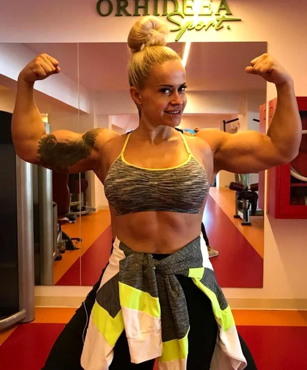 Brațele lucrate sunt ale soțului cântăreței