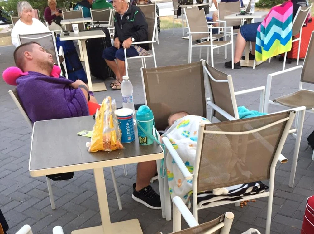 
    Turiștii și-au petrecut noaptea pe scaunele din vama Kulatafoto: arhiva personală/Facebook  