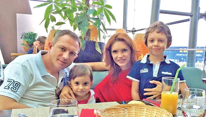 Cristina şi soţul ei, alături de copii, când încă încercau să păstreze aparenţele unei familii fericite