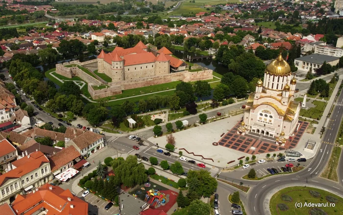 Biserica din centrul Făgărașului și cetatea. Foto: Daniel Guță. ADEVĂRUL