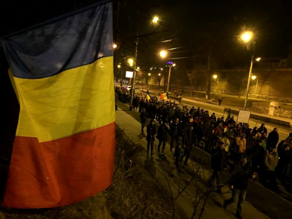 Coloana de manifestanţi a ales alt traseu, pentru a nu încurca prea mult vânzătorii de mărţişoare