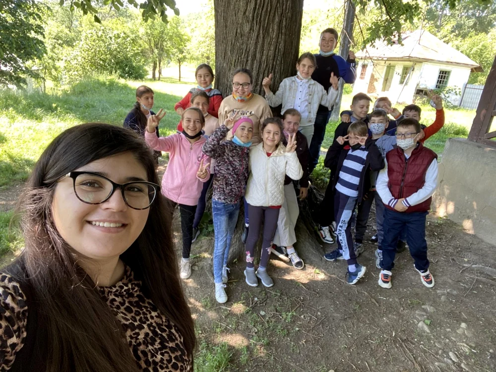 Adriana Vasiliu alături de elevii săi FOTO arhiva personală