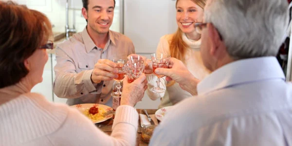 shutterstock cuplu tanar la masa cu parintii