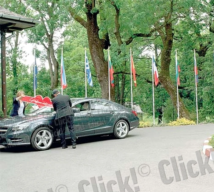 Reghe s-a grăbit de la aeroport să ajunga la Ţiriac Auto, acolo unde avea să cheltuiască o sumă uriaşă