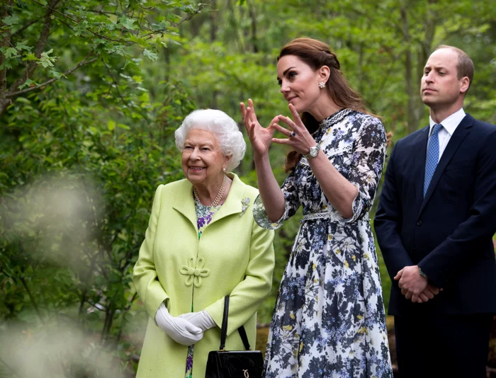 Kate Middleton, Regina Elisabeta și prințul William au vizitat grădinile de la Royal Horticultural Society