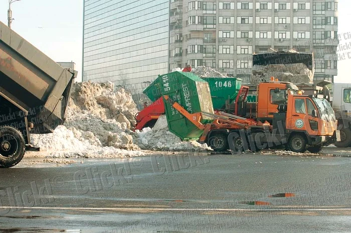 
    Duminică la prânz, utilajele  descărcau mormanele de zăpadă  pe platoul imens din Piaţa Victoriei (Fotografii Blitz)  