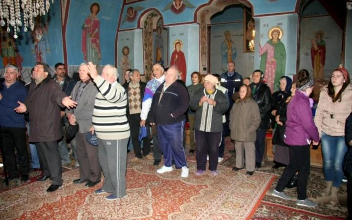 În martie, enoriaţii din Lunca Corbului i-au cerut preotului, pe care-l acuzau că-i jecmăneşte, să plece din parohie
