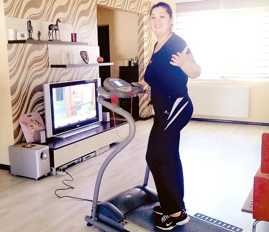 
    2014. 78 kilograme. Minodora face sport în sufragerie, ca la o sală de fitnessFoto: Arhivă personală/Click!  