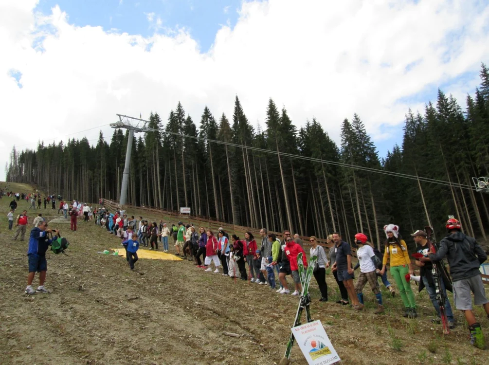 Iubitorii de schi cer continuarea lucrărilor la pârtia de schi Vidra-Voineasa. Foto Adevărul