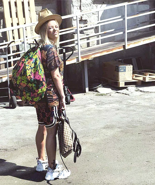 Aici, cu sneakers Gucci în picioare
