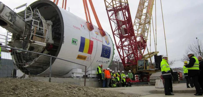 Cârtiţa a fost ridicată cu o macara-gigant, pe şantierul de la Academia Militară. FOTO Bogdan Păvăloi