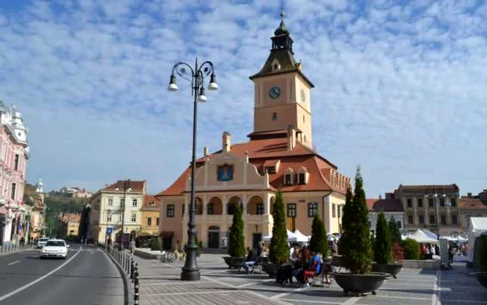 Traseul prevede o staţie şi în Piaţa Sfatului.