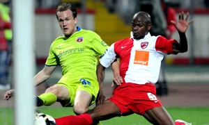 George Blay, în duel cu Kapetanos, de la Steaua Sportpictures jpg