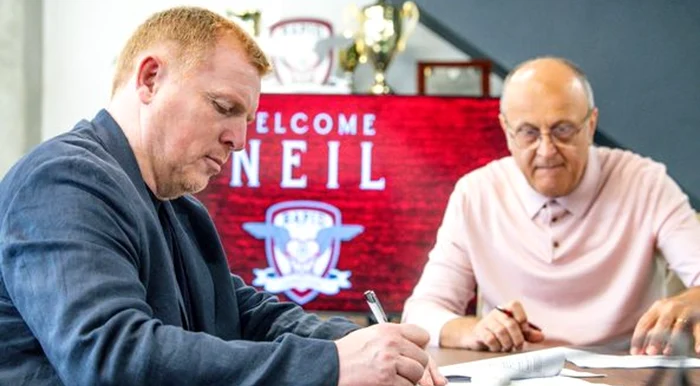 Neil Lennon a semnat la începutul sezonului contractul, în fața lui Dan Șucu. Foto Rapid 1923