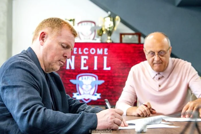 Neil Lennon, semnând contractul cu Rapid, sub ochii lui Dan Șucu. FOTO: Facebook