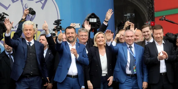 Liderul partidului Liga Matteo Salvini şi liderul Frontului Naţional Marine Le Pen la o întrunire cu şefii partidelor naţionaliste în 2019 FOTO EPA-EFE 