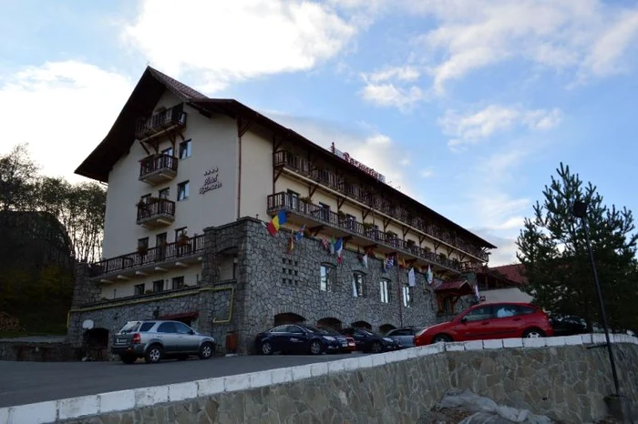 
    Focul a izbucnit în camera centralei termice a Hotelului Rozmarin  