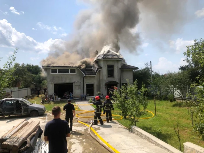 Toate circumstanţele accidentului aviatic sunt studiate de către ofiţerii de forţă şi experţi.  Foto: Serviciul public pentru Situaţii de Urgenţă din Ucraina Prykarpattia