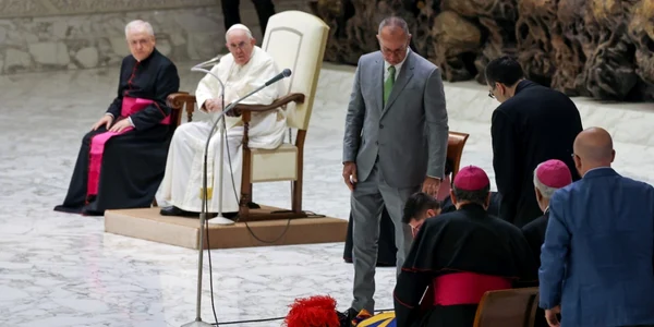 Un membru al Gărzii Elveţiene leşină sub privile Papei Francisc foto twitter @PabloEsparzaa   @EWTNVatican
