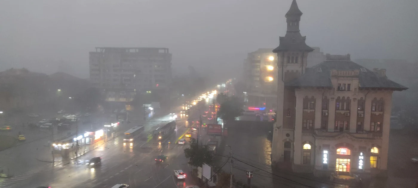 Zeci de ieșeni au sunat la 112 din cauza ploilor torențiale FOTO Adriana Caraiman / Facebook