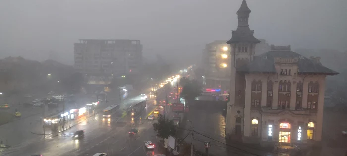 Zeci de ieșeni au sunat la 112 din cauza ploilor torențiale FOTO Adriana Caraiman / Facebook