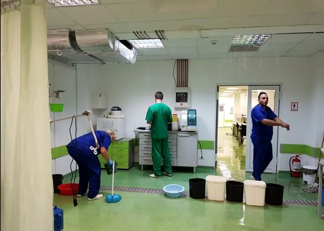 
    Medicii și asistentele au dat cu mopul pentru a scăpa de apa care se scurgea din tavan (foto: aradon.ro)  