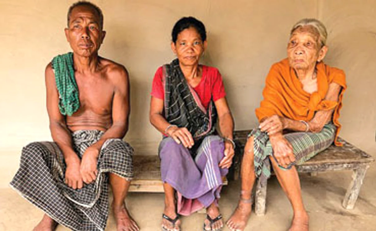 Shailesh împreună cu cele două neveste, Shormi şi Jellita