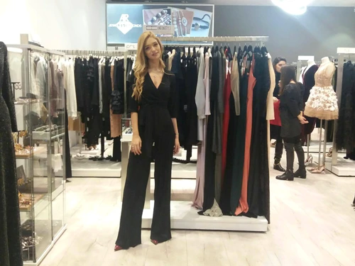 Laura Dincă este tare mândră de magazinul ei de haine