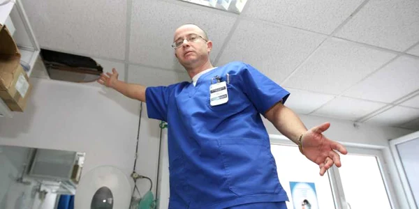 Medicul Tudor Ciuhodaru arată tavanul spart