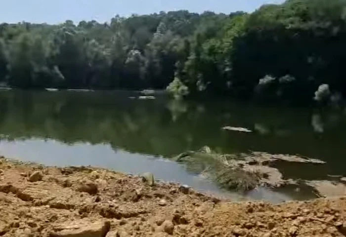 O parte din lacul din comuna Slivileşti a fost acoperit cu pământ                                  Foto: Facebook