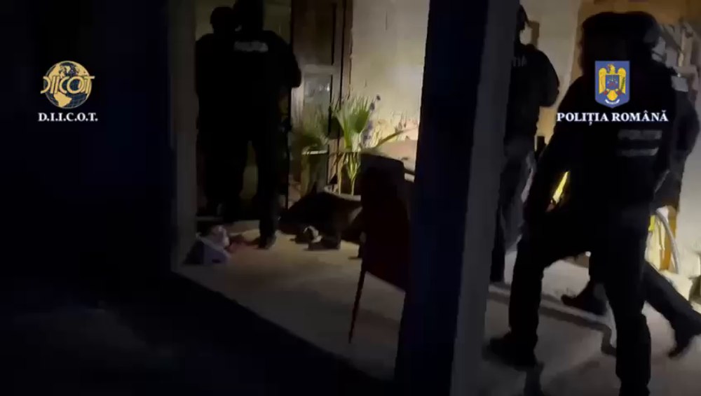 Trei persoane au fost reținute după ce au supus doi copii la muncă forțată. Cum i-a ajutat fratele victimelor pe traficanți cu recrutarea