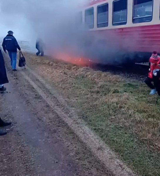 Un tren de călători a luat foc în mers pe ruta Arad-Nădlac. Zeci de oameni s-au autoevacuat
