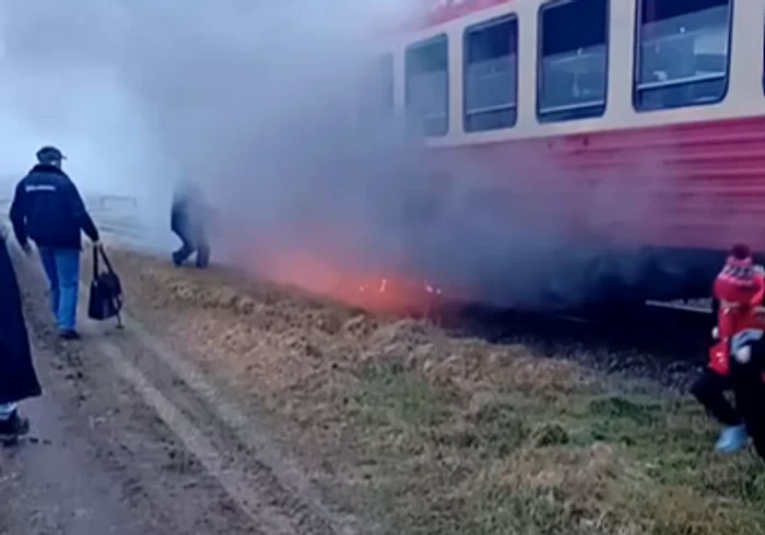 Un tren a luat foc pe ruta Arad-Nădlac. FOTO: captură Facebook