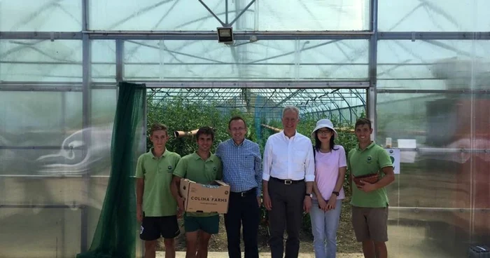 Liviu Baltă (al treilea de la stânga la dreapta), alături de ambasadorul SUA; Hans Klemm, la Colina Farms