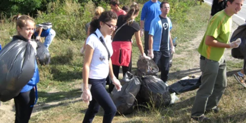 Bacău: Mizeria de pe Măgura, curăţată de voluntari străini