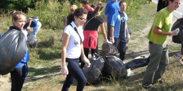 Bacău: Mizeria de pe Măgura, curăţată de voluntari străini