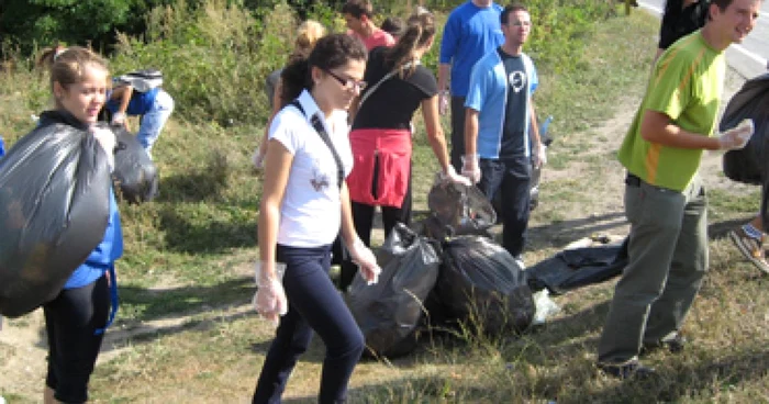 Bacău: Mizeria de pe Măgura, curăţată de voluntari străini