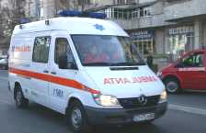 Ambulanţele au circulat non stop pe străzi