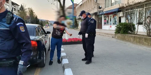 Declaraţia pe propria răspundere la ieşire din casă în timpul pandemiei de coronavirus Foto Poliţia Vâlcea