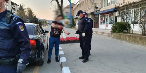 Declaraţia pe propria răspundere la ieşire din casă în timpul pandemiei de coronavirus Foto Poliţia Vâlcea